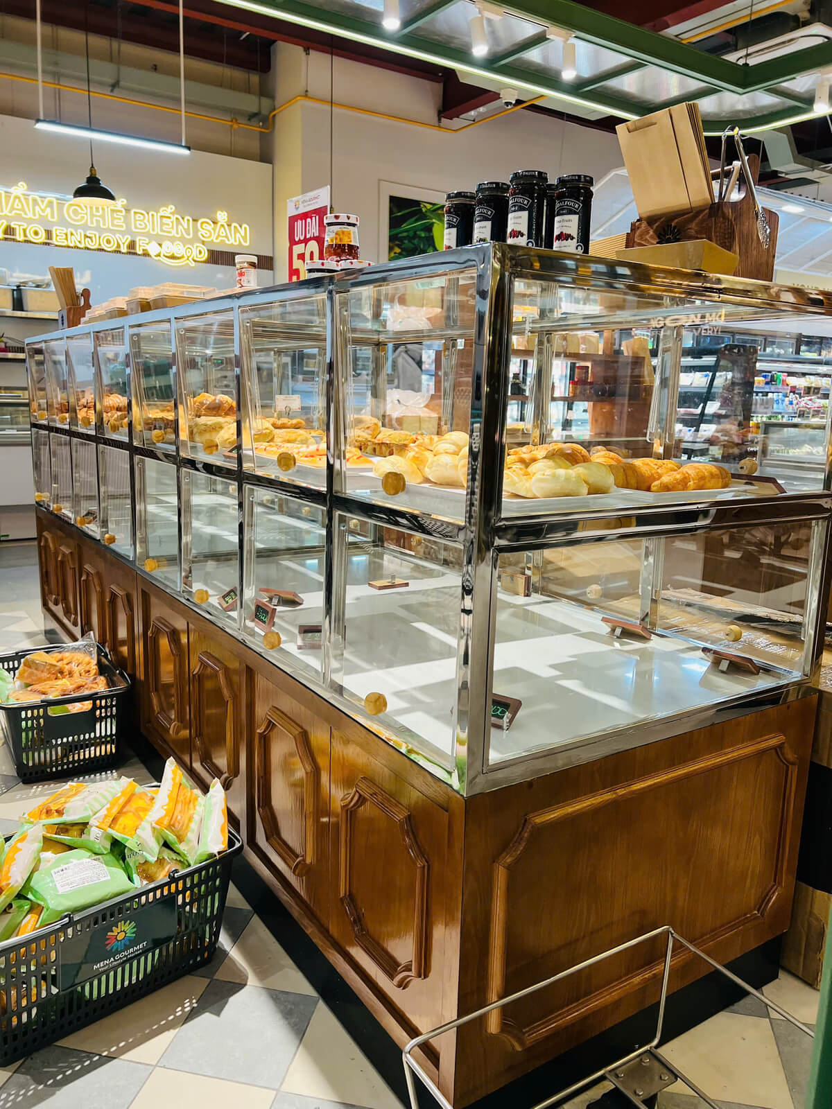 Hoàn thiện thi công siêu thị Mena Gourmet – CN Nguyễn Thị Thập, Quận 7 (1.500m²)Hoàn thiện thi công siêu thị Mena Gourmet – CN Nguyễn Thị Thập, Quận 7 (1.500m²)