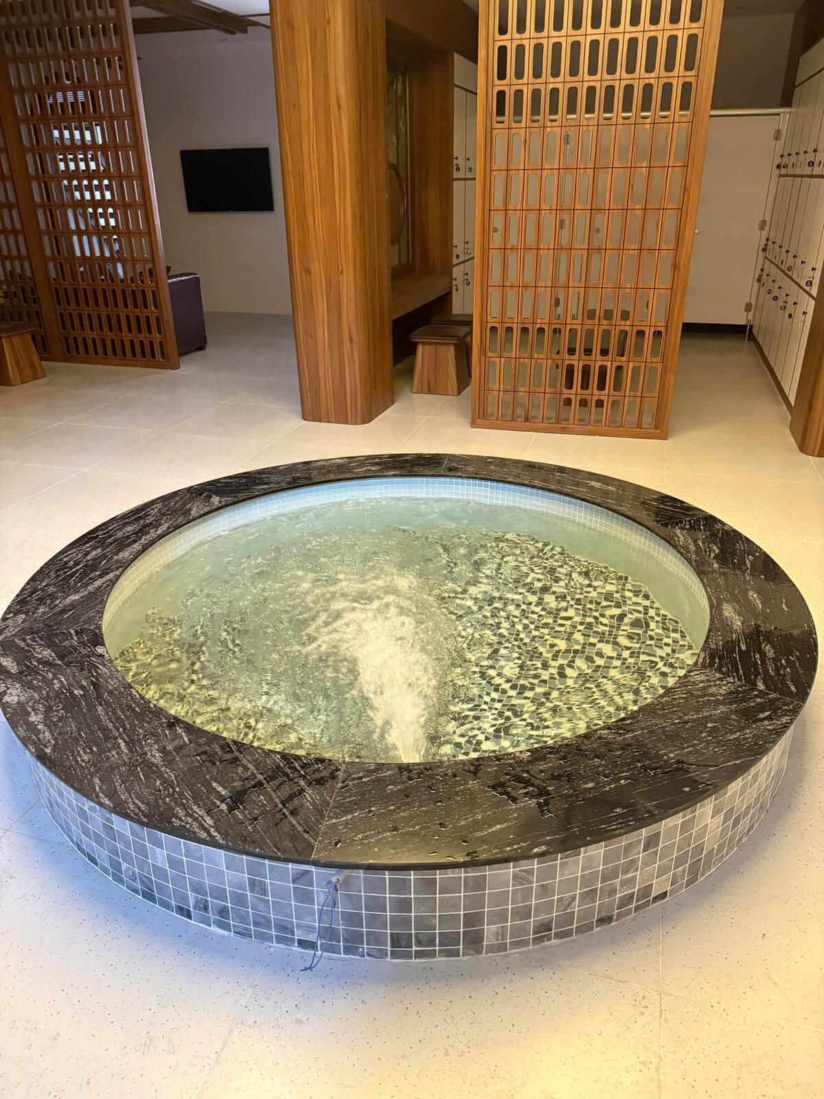 Bể ngâm khoáng nóng